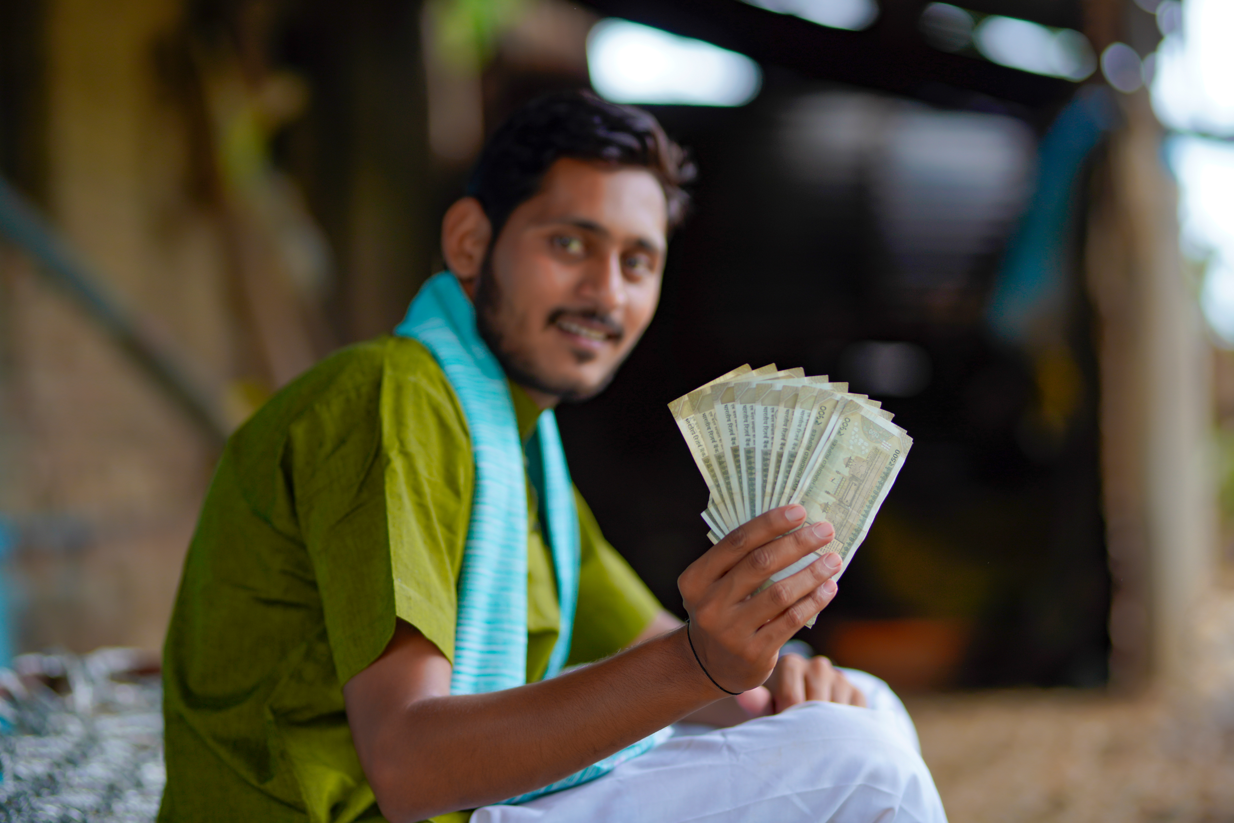 ನಗದು ಅಥವಾ ಅನೌಪಚಾರಿಕ ಆದಾಯದಿಂದ ಗಳಿಸುವ ವ್ಯಕ್ತಿಗಳು